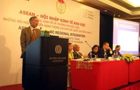 Nguyên Bộ trưởng Bộ Thương mại Trương Đình Tuyển tại một hội thảo tại Tp.HCM. Chưa bao giờ các cuộc tham vấn chuyên gia kinh tế lại dày đặc như năm 2011.